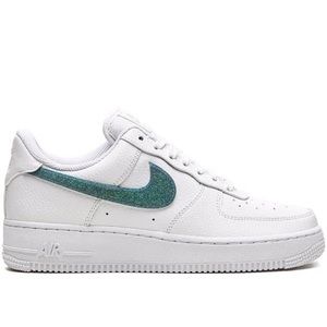 BNWT Nike
Air Force 1 '07 ESS low-top sneakers